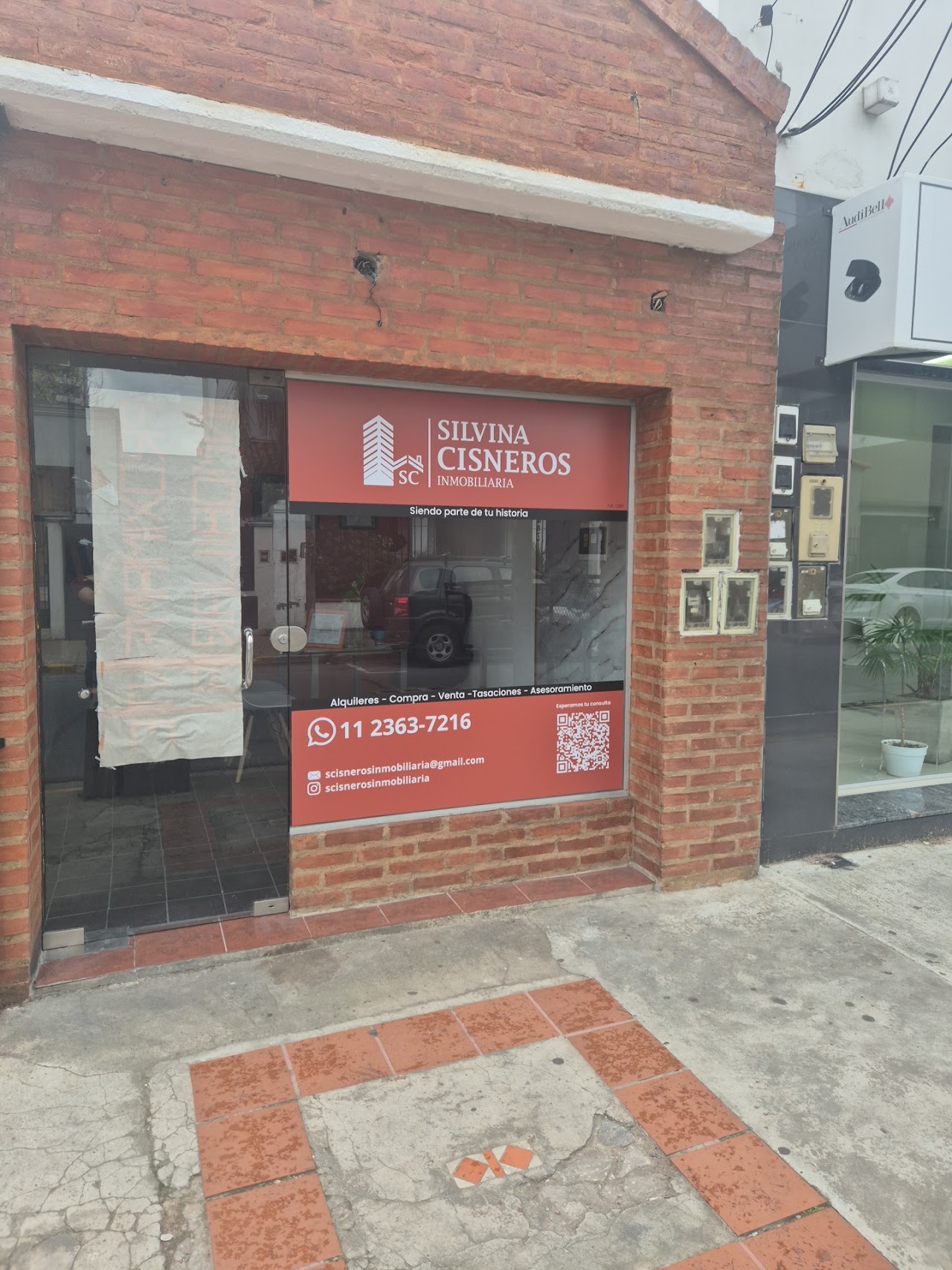 Vidriera y cartelería sobre Calle 11